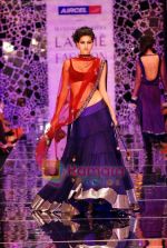 Model walks the ramp for Manish Malhotra Show at Lakme Winter fashion week day 4 on 20th Sept 2010 (56).JPG